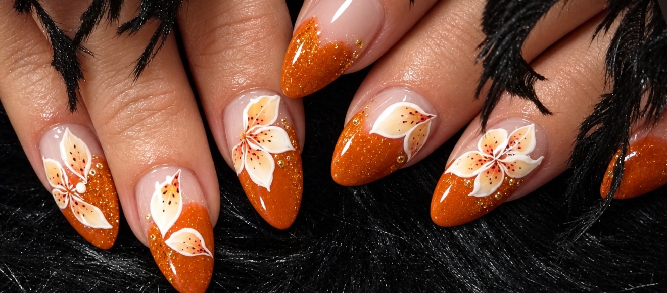 Oranje glitter tips met witte bloemen, tussen zwarte veren