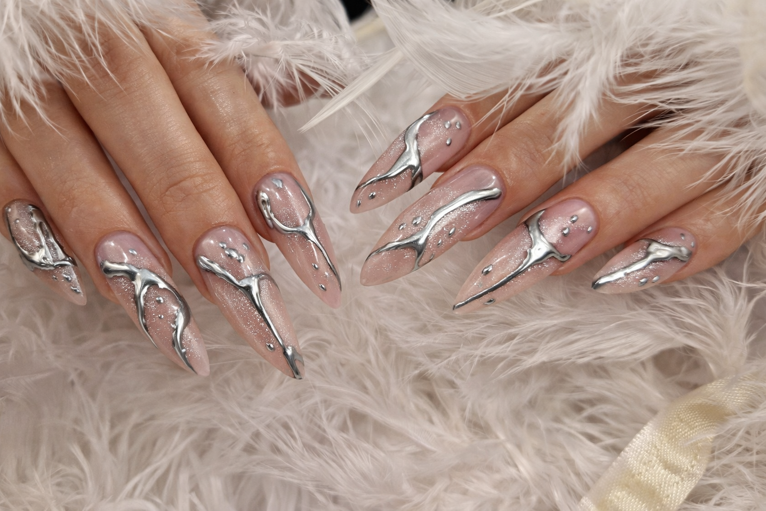 Naturel nagels met zilveren chrome lijnen, op wit bont